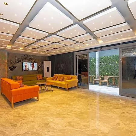White Palace מלון