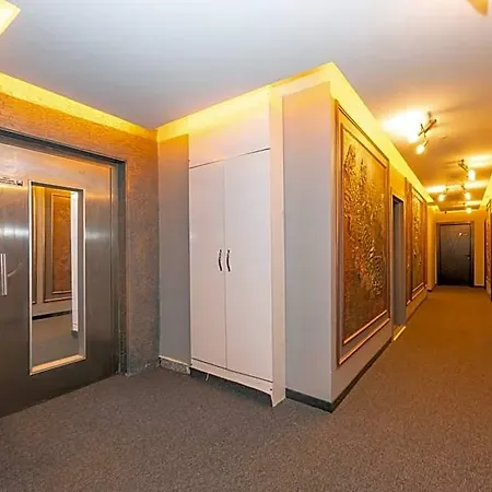 White Palace מלון